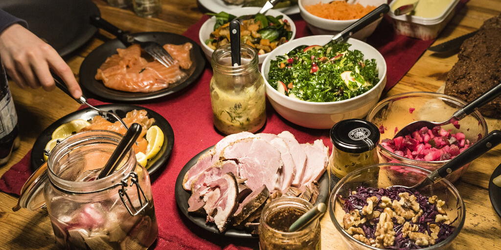 Julbord med skinka, sill, lax och diverse sallader.