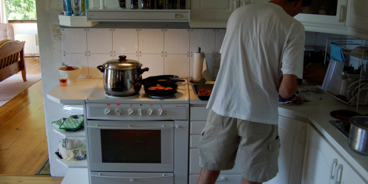 Man lagar mat i kök