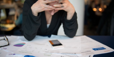 En kvinna med ekonomiska bekymmer