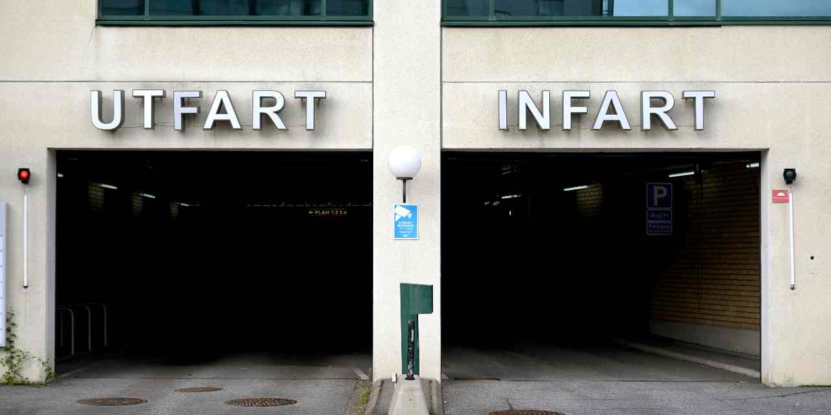 En bilist som har fått dubbla böter varnar för att parkera på ett ställe i en av våra största städer. Ägaren till p-platserna erkänner också felet med parkeringen.