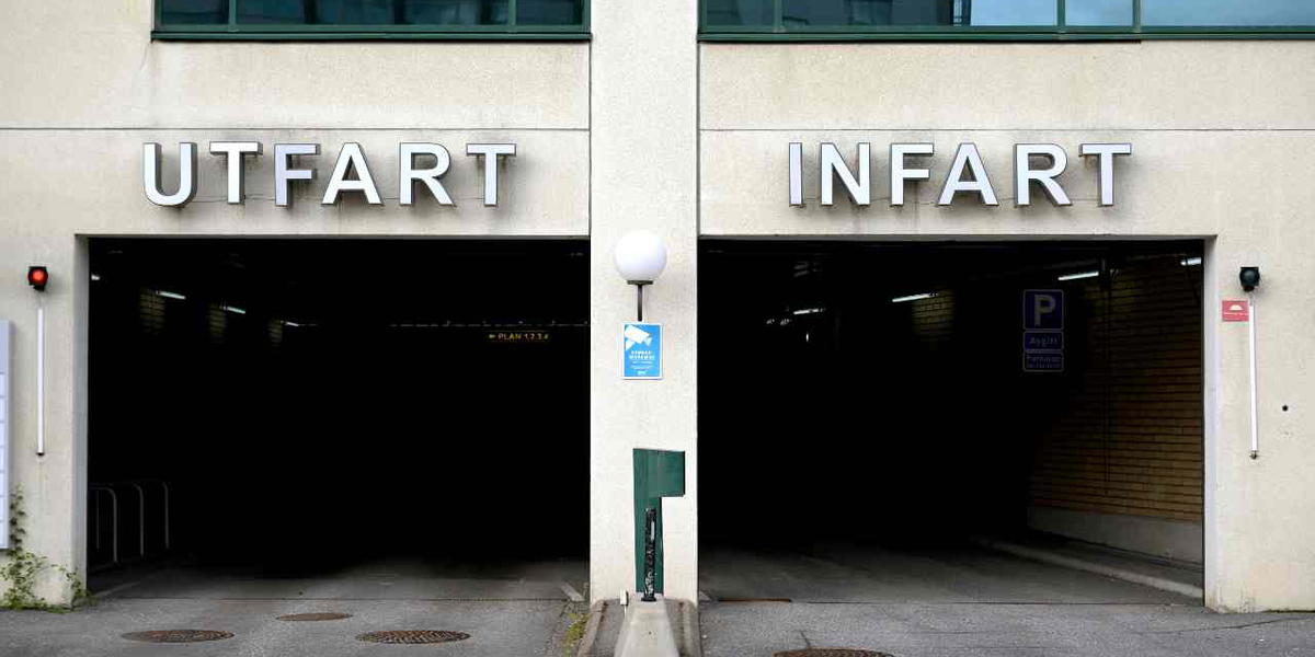 En bilist som har fått dubbla böter varnar för att parkera på ett ställe i en av våra största städer. Ägaren till p-platserna erkänner också felet med parkeringen.