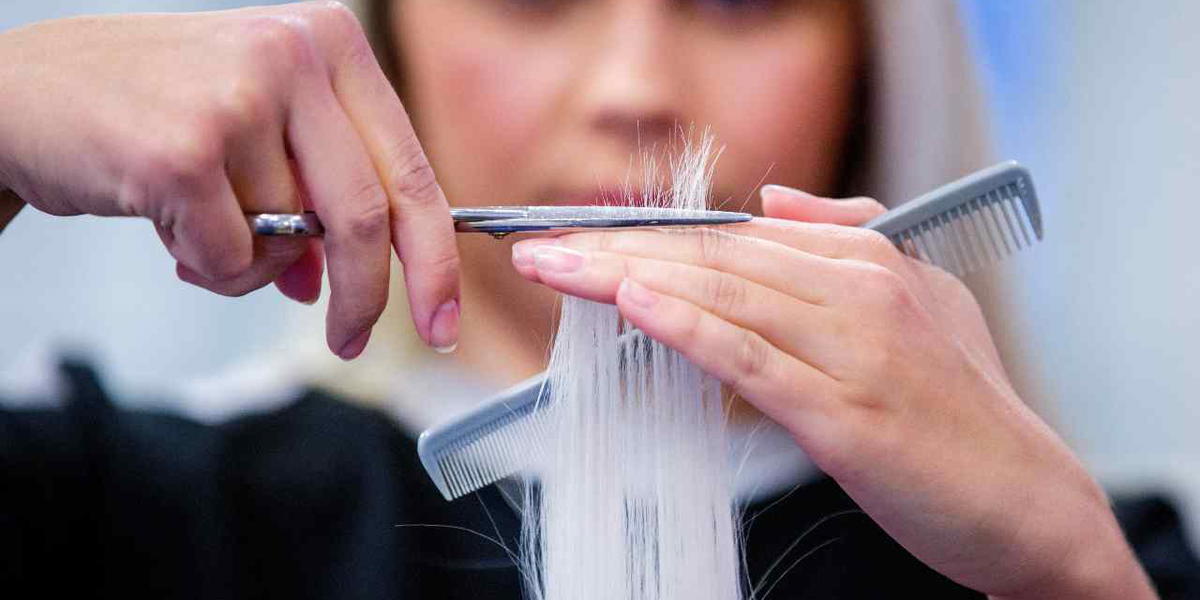 Ett UF-företag med elever som går sista året på gymnasiet har gjort succé. De har blivit nerringda av äldre efter att ha börjat göra hembesök med sin populära tjänst.