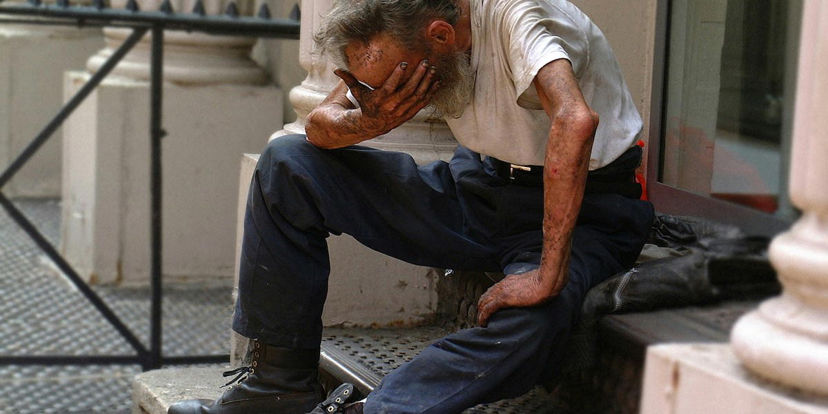 En man som mår dåligt sitter på en trappa. I USA har forskare räknat ut hur mycket psykisk ohälsa kostar samhället och de har inte bara räknat med inkomstförlust och kostnader för behandling