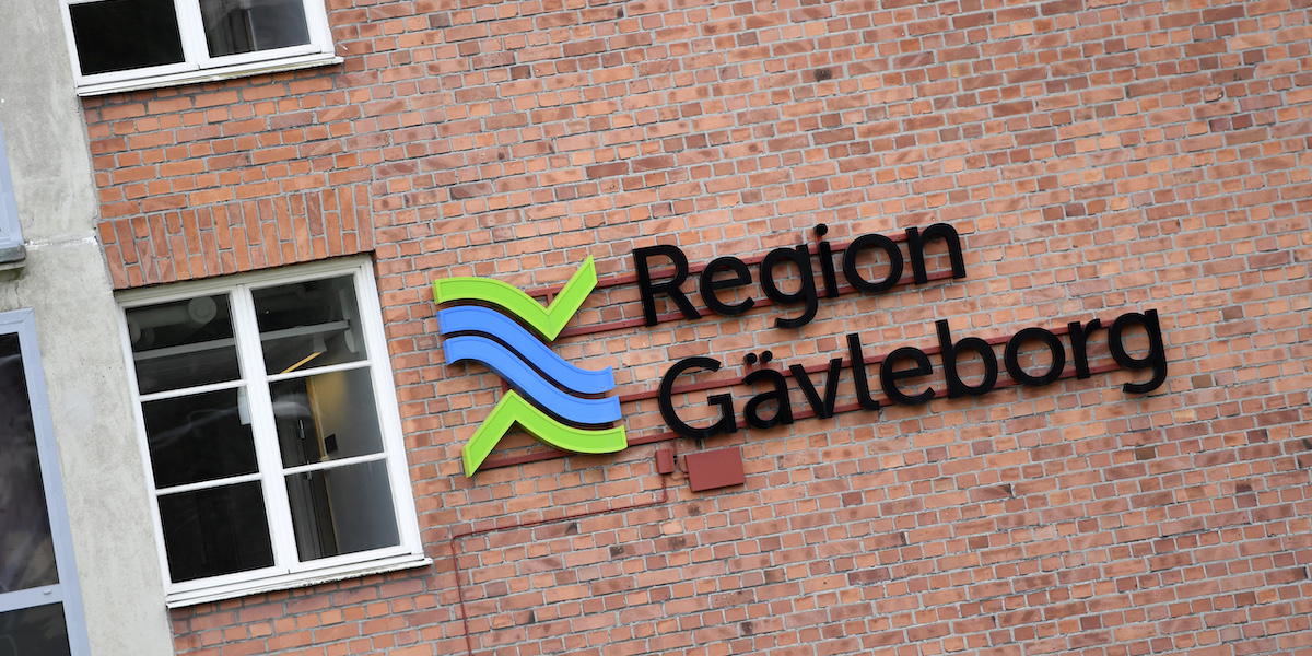 Region Gävleborgs loppa på en tegelfasad. Primärvården som drivs i regi av Region Gävleborg har under flera år gått med flera miljoner i förlust