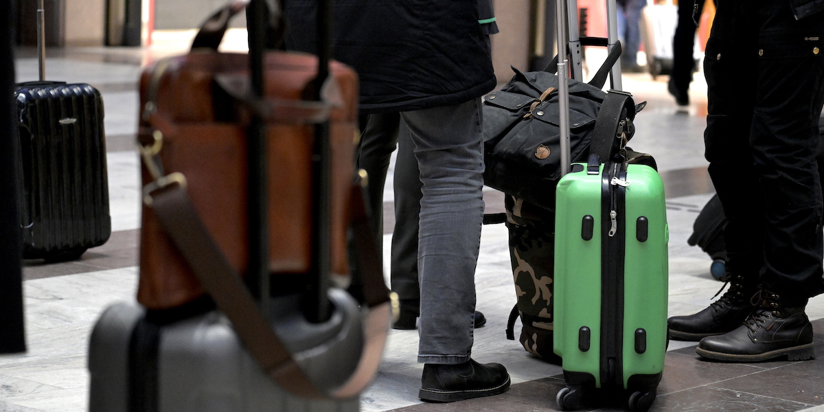 Människor väntar med sina resväskor. Om din resa av olika anledningar inte blir som du tänkt dig han du ha rätt till ersättning