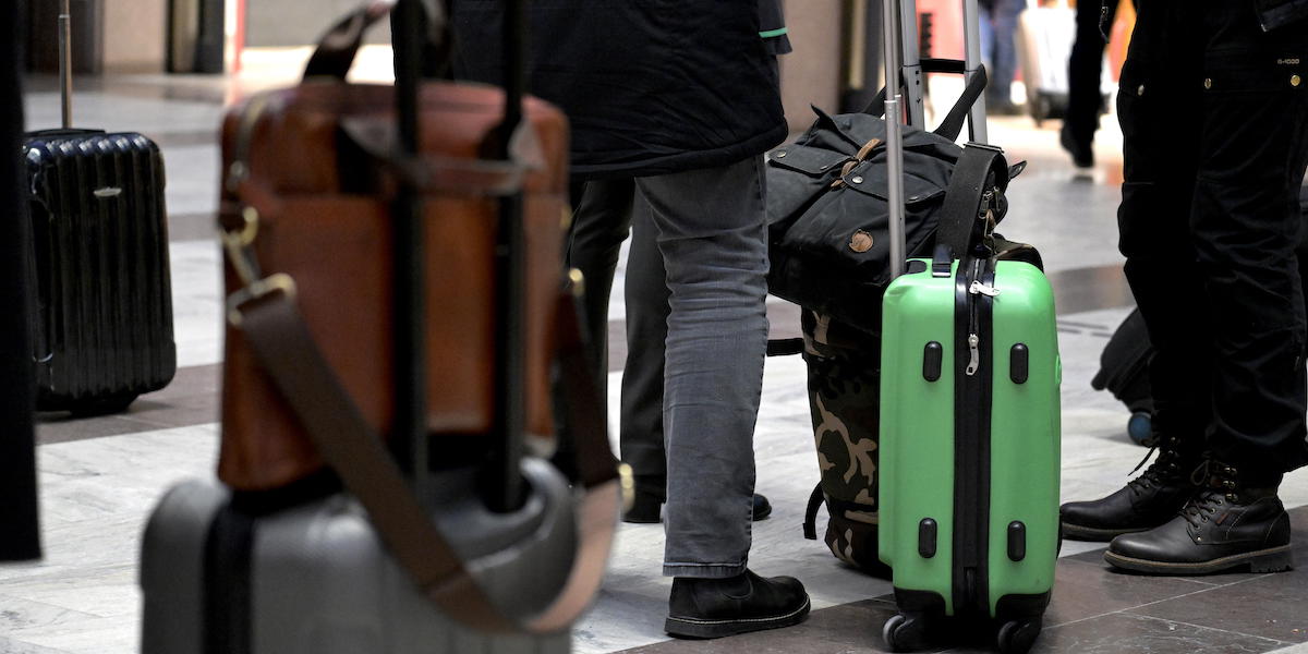 Människor väntar med sina resväskor. Om din resa av olika anledningar inte blir som du tänkt dig han du ha rätt till ersättning