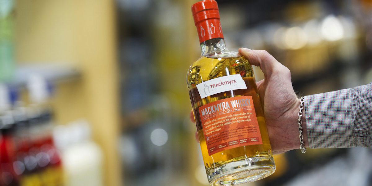 En flaska Mackmyra whiskey. Konkursen har gjort att intresset för Mackmyra har varit extremt stort på Systembolaget, flaskorna ses nu som rariteter. (Foto: Fredrik Sandberg/Scanpix)