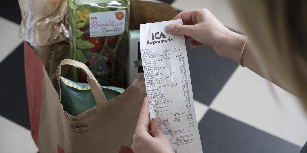 En matkasse och ett kvitto. Matkassen har blivit allt dyrare och det verkar som vi kommer få vänja oss vid att det är så