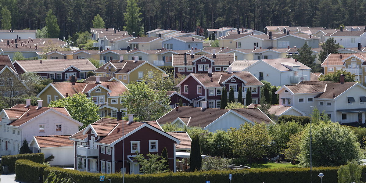 Enligt en sakkunnig om äldres ekonomi har kanske äldre som bor kvar i eget hus betalat av sina lån och vill inte vill sälja eftersom det är jättehög skatt. På bilden, ett villaområde på Ekerö