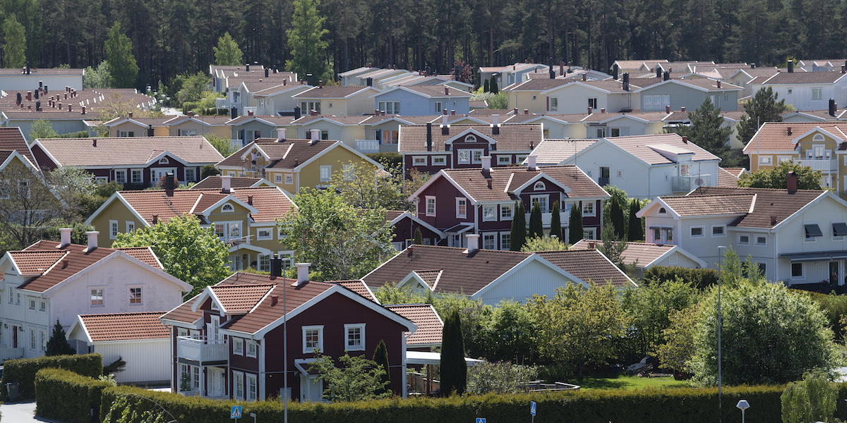 Enligt en sakkunnig om äldres ekonomi har kanske äldre som bor kvar i eget hus betalat av sina lån och vill inte vill sälja eftersom det är jättehög skatt. På bilden, ett villaområde på Ekerö