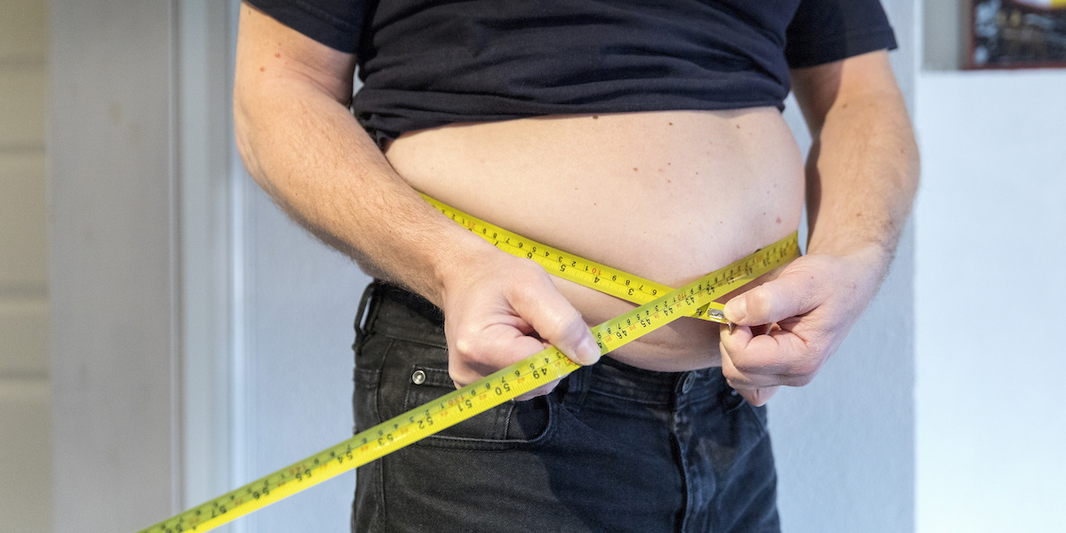 En man mäter sin midja. Måttet som vissa läkare tycker är bättre än BMI