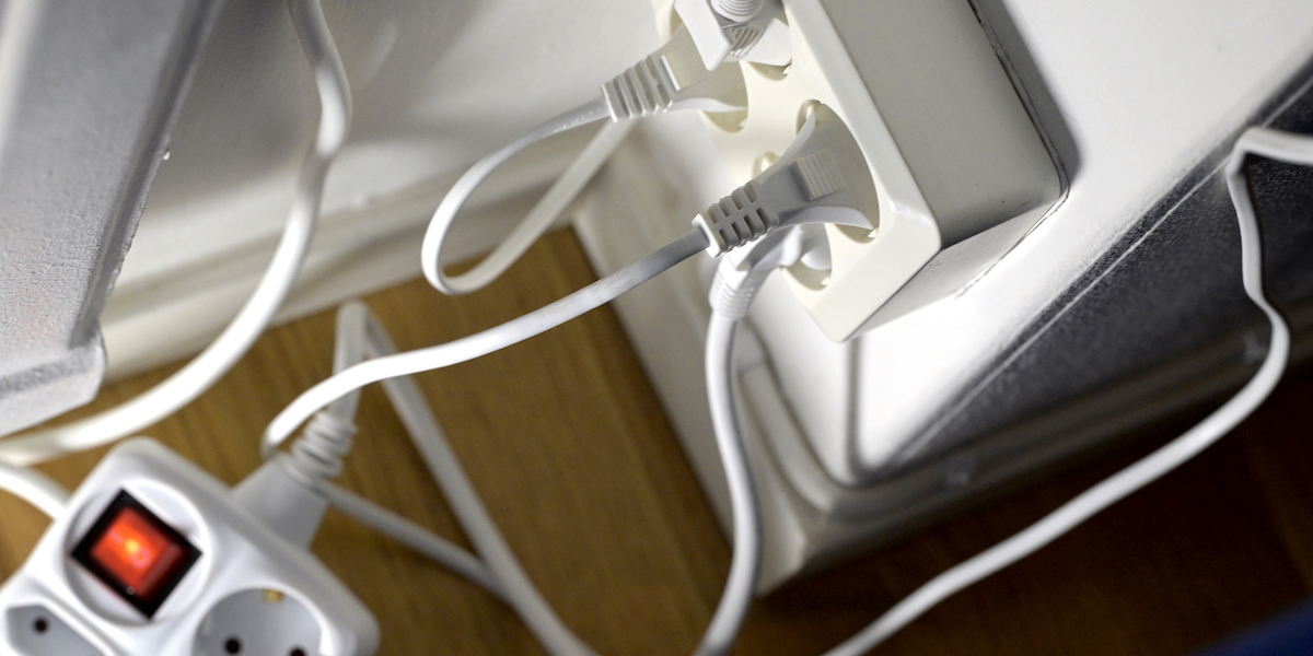 Eluttag, elkontakter och elsladdar kan vara stökiga. Så även elbolagen som inte alltid möter konsumentens förväntningar.