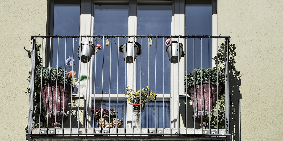 Drömmen om en solig balkong. Allt mer oöverstiglig när om svenska hushåll inte har den inkomst som krävs.