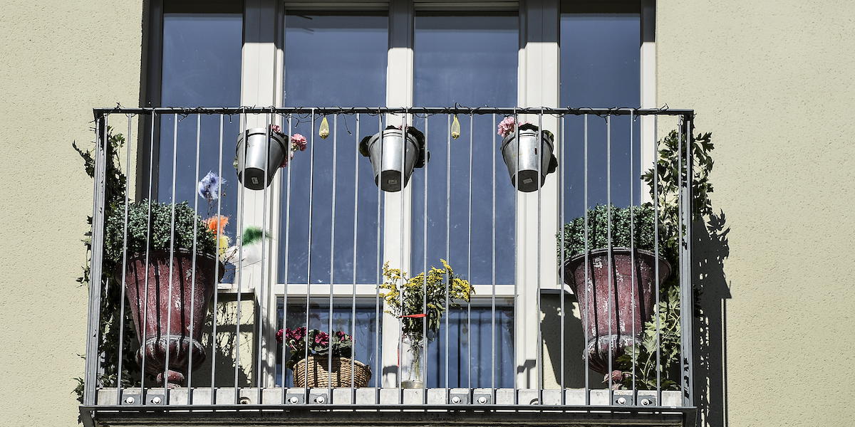 Drömmen om en solig balkong. Allt mer oöverstiglig när om svenska hushåll inte har den inkomst som krävs.