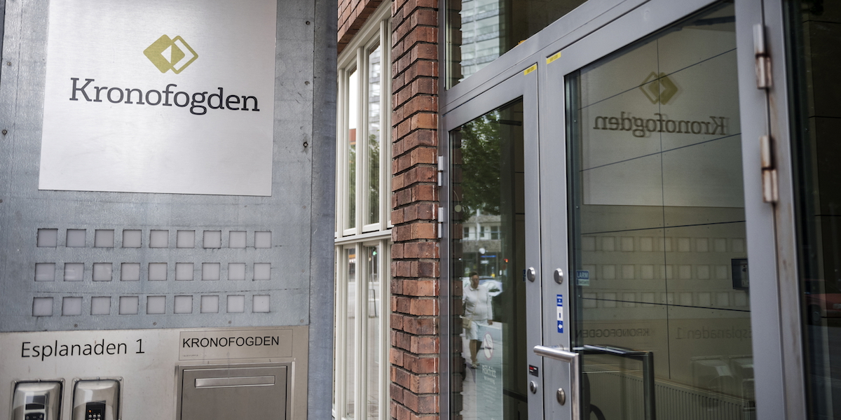 Entreén till Kronofogden huvudkontor i Sundbyberg i Stockholm. Här finns tyvärr mer än någonsin att göra.