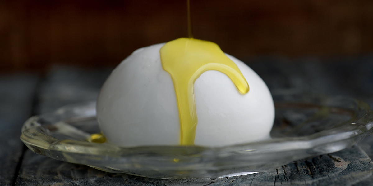 flytande guld. Olivolja när den är som bäst. Här på toppen av en servering burrata.