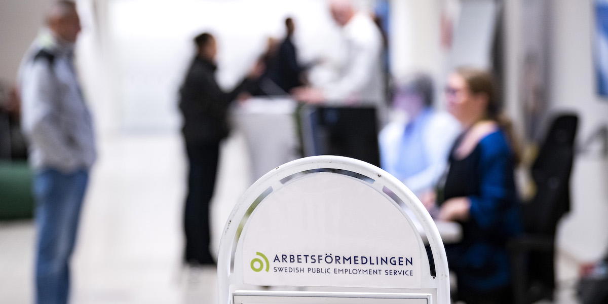 Arbetssökande vid receptionen på Arbetsförmedlingen. Arbetsförmedlingen har frågat hur många av de arbetssökande som kan tänka sig att flytta för att få jobb och det är inte många