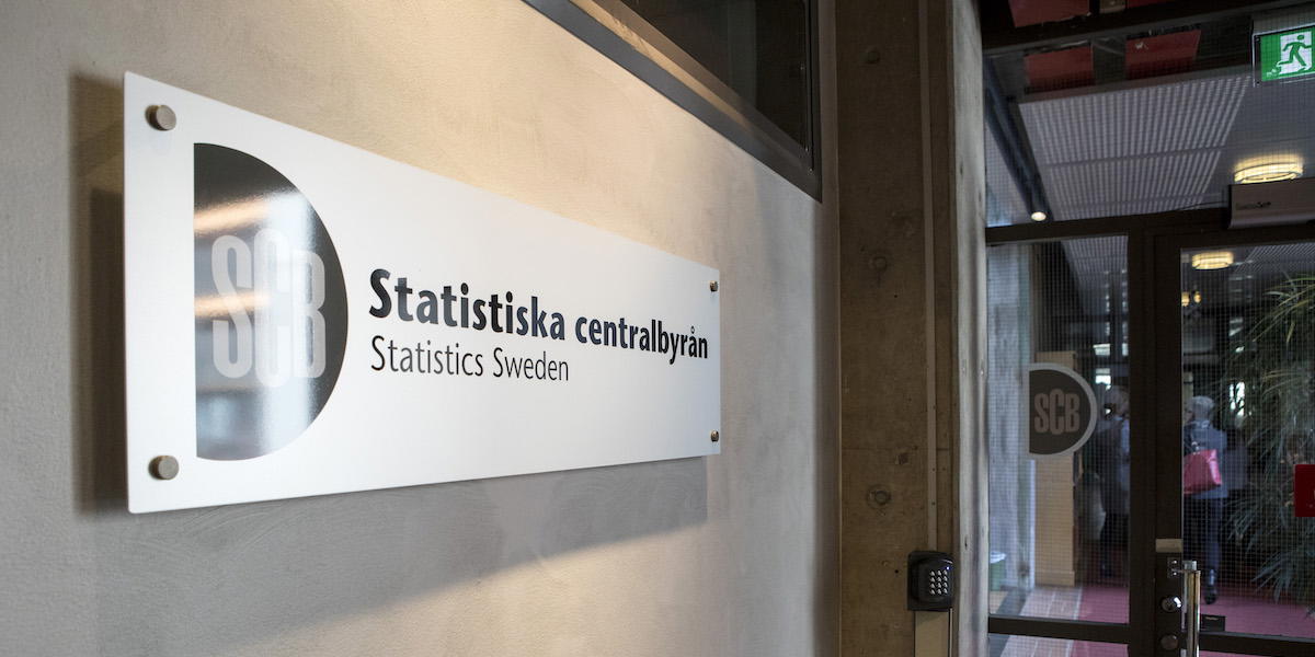 Statistiska Centralbyråns skylt på en vägg. Enligt Statistiska Centralbyrån, SCB, var inflationen i november 1,8 procent.