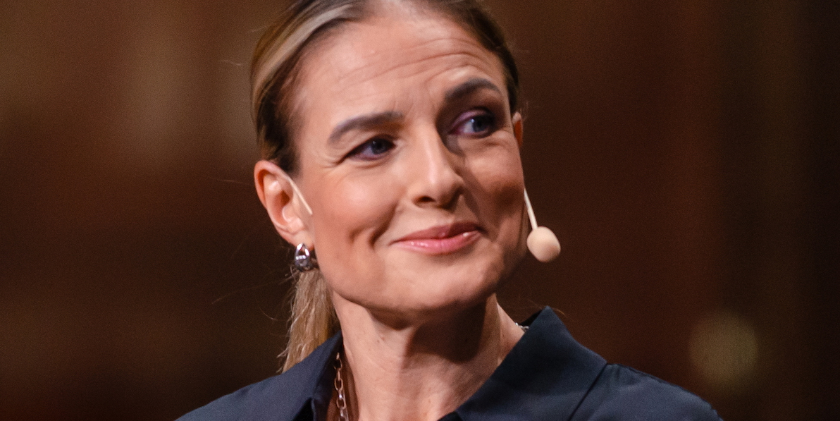 Magdalena Kowalczyk, hon varnar för snabblån i Handelsbankens mediekanal men frontade nyligen en sajt för dessa lån