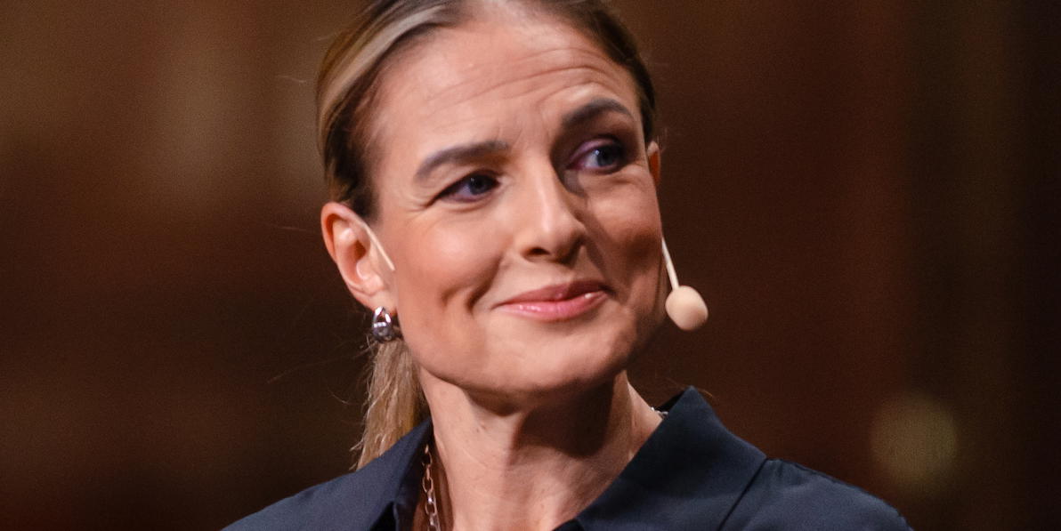 Magdalena Kowalczyk, hon varnar för snabblån i Handelsbankens mediekanal men frontade nyligen en sajt för dessa lån