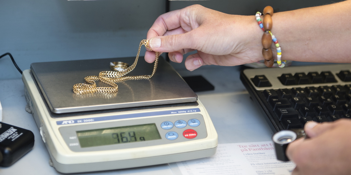 Guldsmycken vägs på en pantbank. Guld hör till det som folk oftast lämnar in till pantbanken när de behöver låna pengar av sig själva, vilket fler behöver göra nu i januari