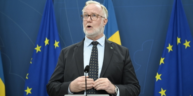 Arbetsmarknadsminister Johan Pehrson (L), enligt honom ska nedskärningen av a-kassan uppmuntra fler arbetslösa till att ta ett nytt jobb