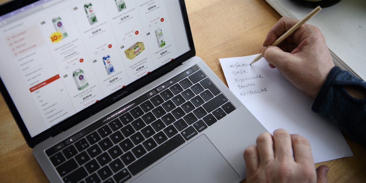 En person köper mat på nätet. En ny granskning från Konsumentverket visar att många e-handelsföretag fortfarande fuskar med reapriser