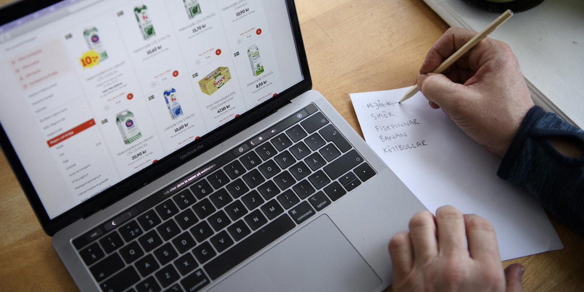 En person köper mat på nätet. En ny granskning från Konsumentverket visar att många e-handelsföretag fortfarande fuskar med reapriser