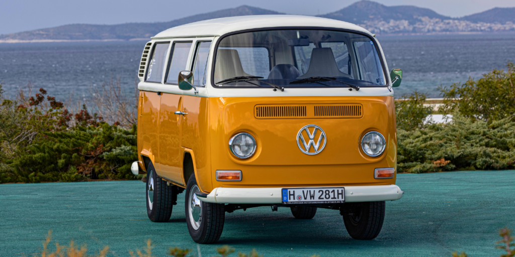 T2 fick en längre och lite bredare kaross och en hel vindruta fram. (Foto: Volkswagen)