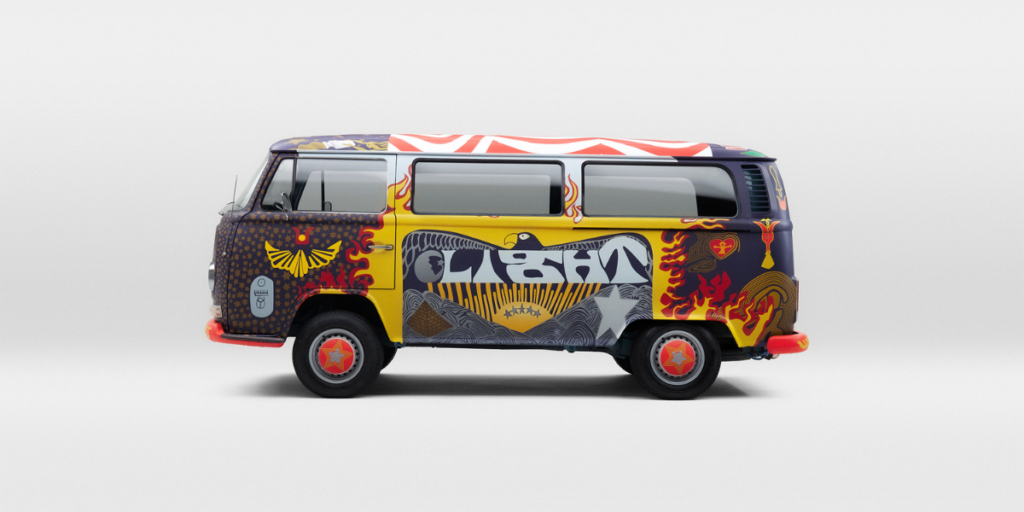 En "Woodstock light bus-kopia" som togs fram i Sverige inför folkabussens 70-årsjubilum (byggd på en T2 och inte T1 som på originalet). (Foto: Volkswagen)