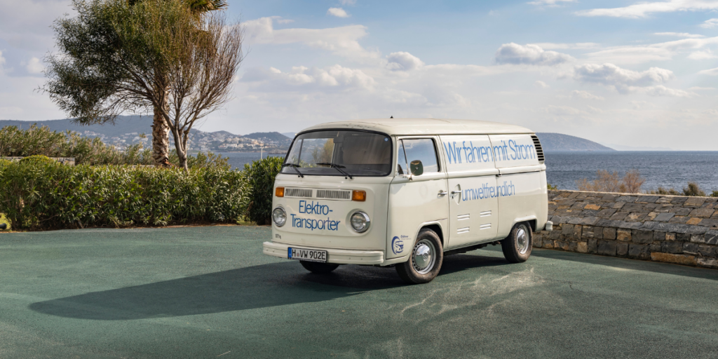 Generation 2 av folkabussen fick en hel framruta. Här exprementerade man också med en eldriven version. (Foto: Volkswagen)