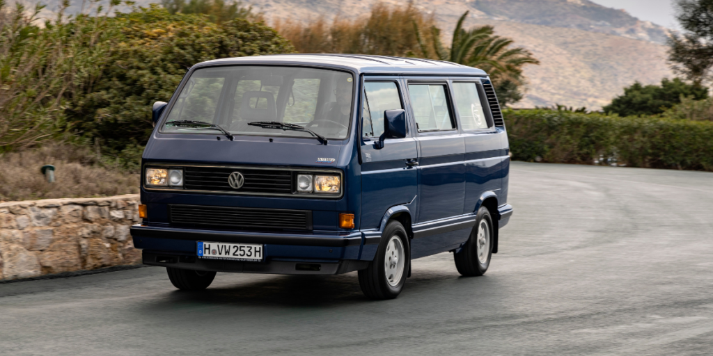 Generation 3 (T3) fick betydligt kantigare former, men konceptet med motor bak och bakhjulsdrift bestod. På bilden en Multivan från 1992 (sista årsmodellen i Europa för denna generation). (Foto: Volkswagen)