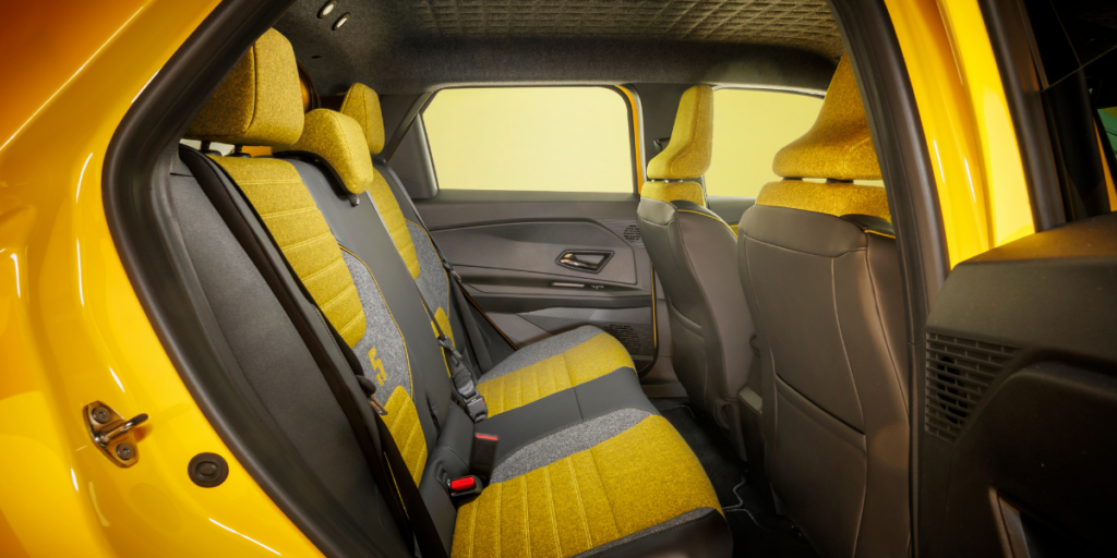 Ett baksäte i en lite bil är alltid trångt. Men flera har faktiskt sagt att det är förvånansvärt gott om utrymme. (Foto: Renault)