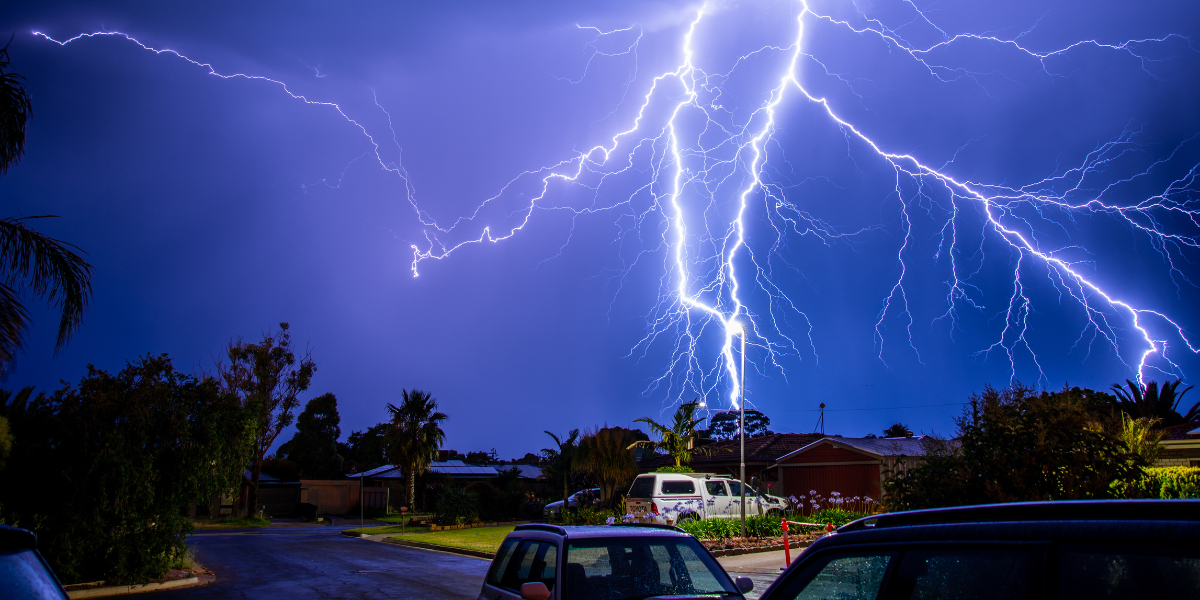 Är vi verkligen säkra i en bil när åskan slår ner? (Foto: Getty Images)