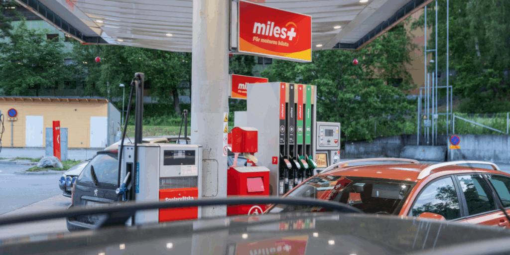 Hur mycket ska vi få betala vid pumpen i slutändan? Det ryktas om 35 kr litern. (Foto: Caisa Rasmussen/TT)