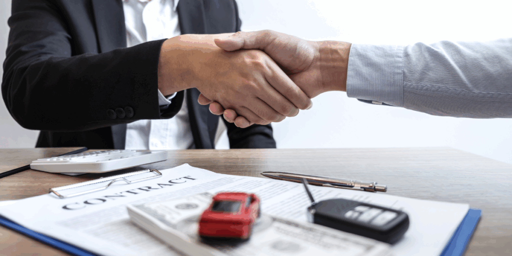 Skriv på kontrakt, oavsett om det är via privatperson eller handlare. Se till att du har rätt till reklamation och dolda fel. (Foto: Canva)