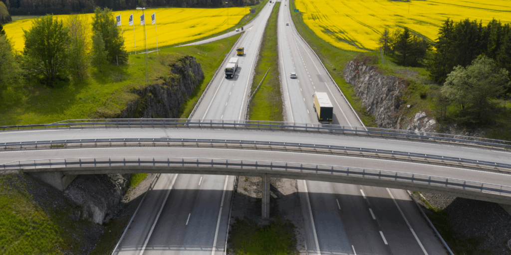 Kör inte i mittfilen i onödan. Blink ut ur rondellen och håll avståndet. (Foto: Fredrik Sandberg/TT)