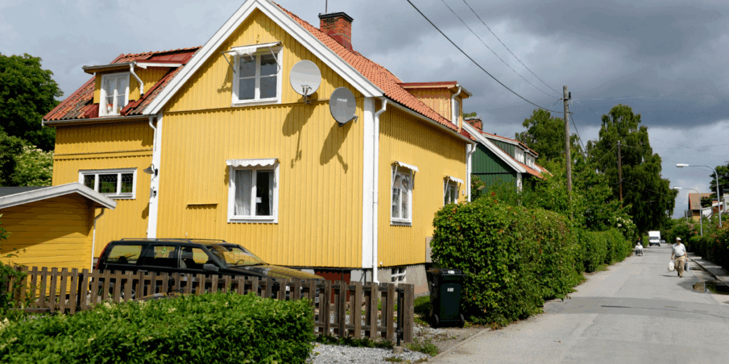 Äldre hus har inte plats för fler än en bil på egen tomt. Det leder till att fler bilar parkerar på gatorna och då med ett eller två däck delvis på grus eller gräs. (Foto: Jan Erik Henriksson/TT)