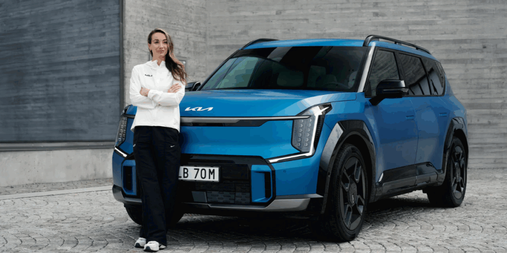 Kosovare Asllani, ambassadör, framför sin Kia. (Foto: Kia)