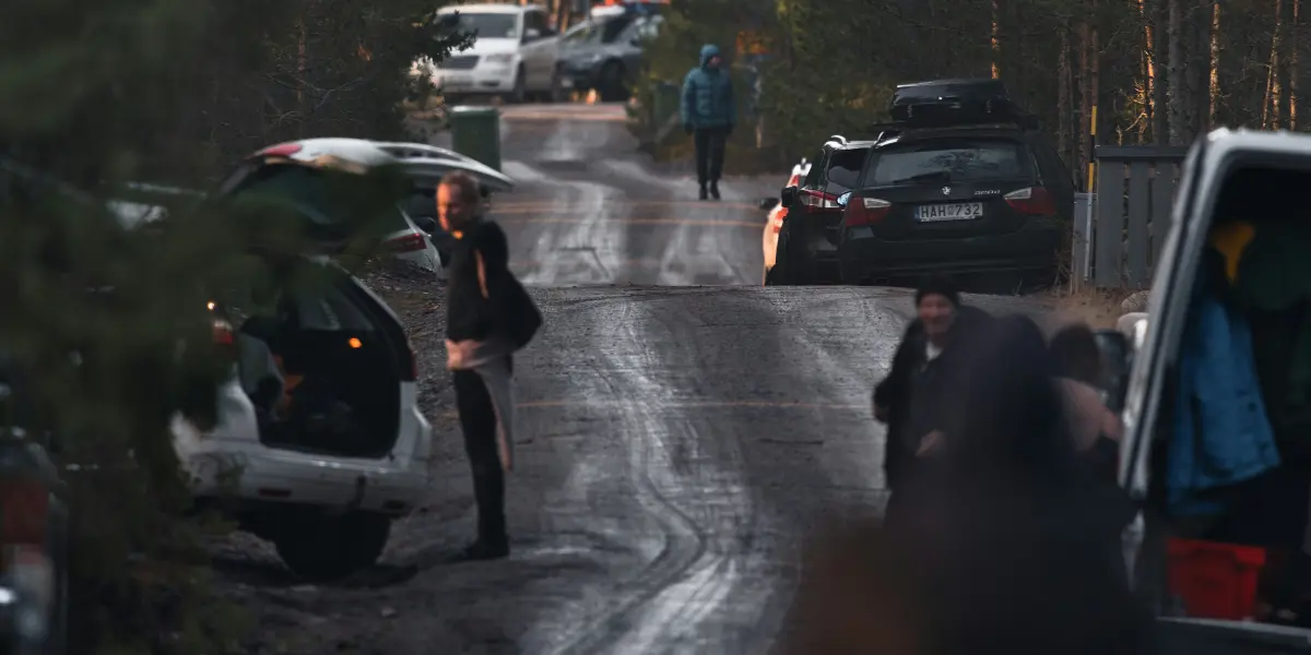 Att inte kunna parkera på egen tomt ledde till parkering på gatorna. Det i sig är ok, men om något av däcken nuddar gräs eller grus, då blir det böter. (Foto: Axel Antas-Bergkvist on Unsplash)