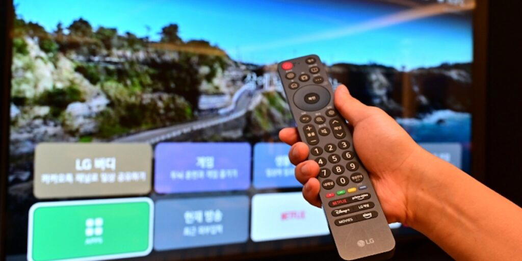 Fjärrkontrollen till Easy TV har stora, tydliga knappar med bakgrundsbelysning och en särskild hjälpknapp som ger snabb tillgång till olika funktioner. (Foto: LG)