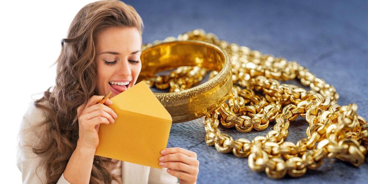 En kvinna slickar igen ett kuvert och guldsmycken. Guldbrev har fått sin första publika blankare