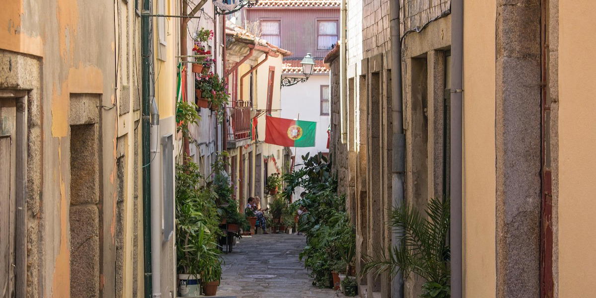 En gata i Portuglas huvudstad Lissabon. Ett pensionärspar tjänar hundratusentals kronor på att bo i Portugal i stället för i sitt hemland.