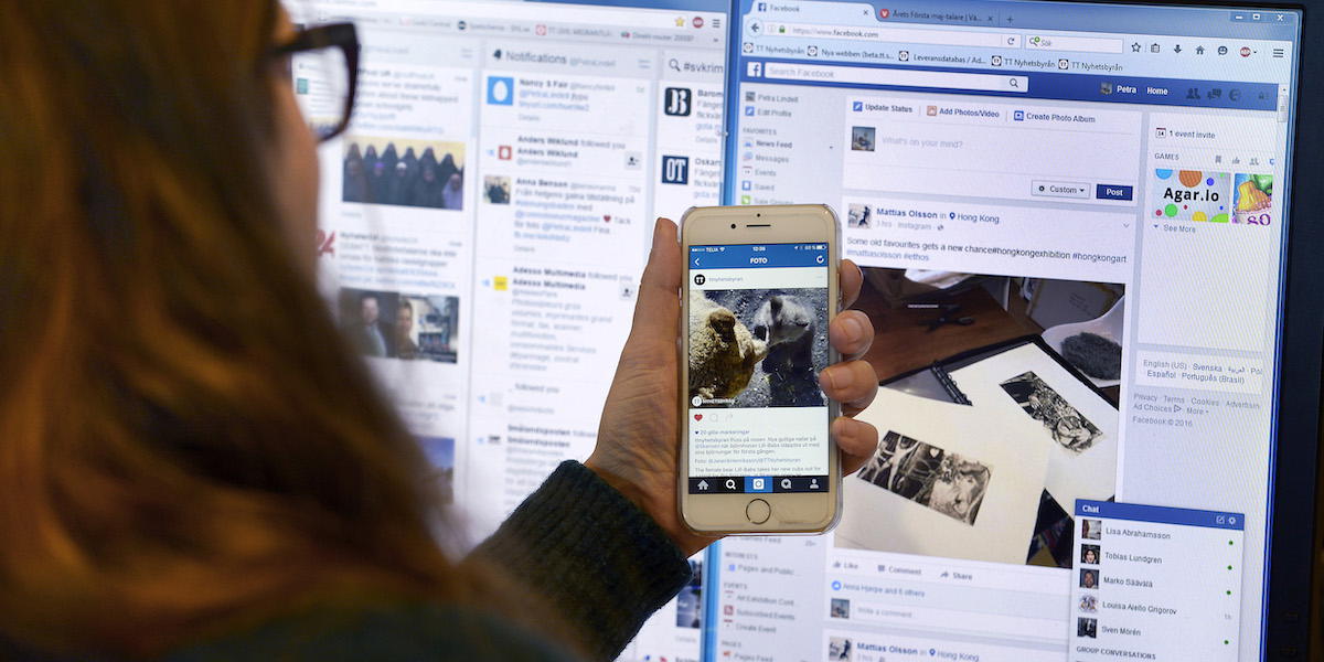 Kvinna följer olika sociala medier på datorskärm och mobiltelefon. Om du fått en vänförfrågn på Facebook från SBAB ska du avvisa den, den kommer nämligen från bedragare.