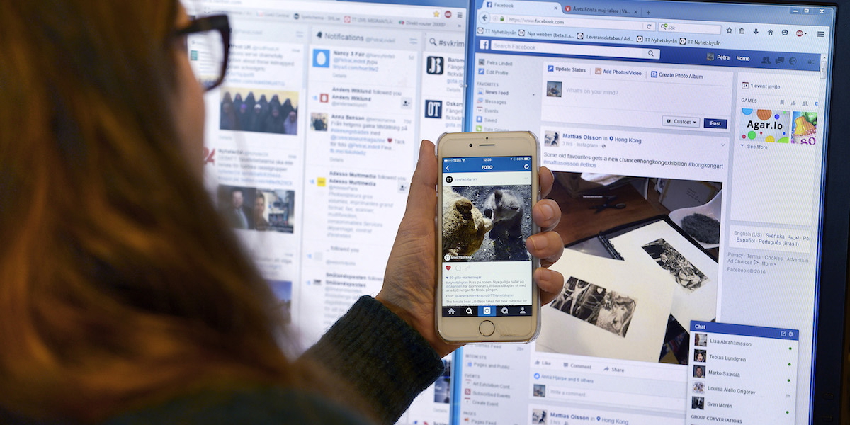 Kvinna följer olika sociala medier på datorskärm och mobiltelefon. Om du fått en vänförfrågn på Facebook från SBAB ska du avvisa den, den kommer nämligen från bedragare.