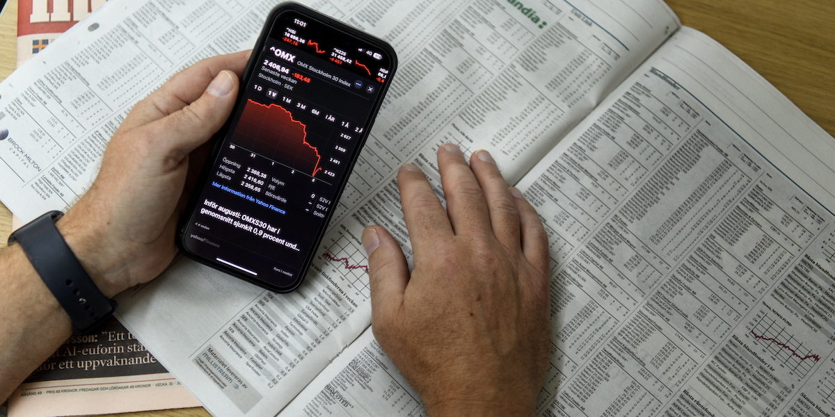 Någon kollar aktier. Fonder fungerar inte som aktier och att sälja fondandelar kan ta upp till två dagar.