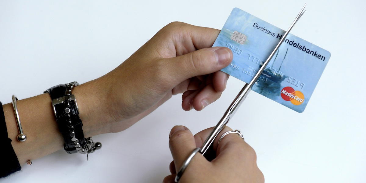 Bilden är tagen i ett annat sammanhang. Mannen i artikeln driver ett eget projekt där han lever utan bankkort, men har inte klippt dem.