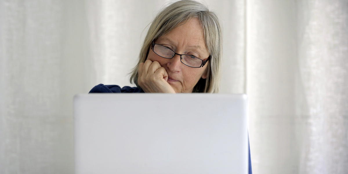 En kvinna framför en dator. Nu stärks individers möjlighet att planera och fatta medvetna beslut inför sin pension när fler kan se hela sin pension på webben.