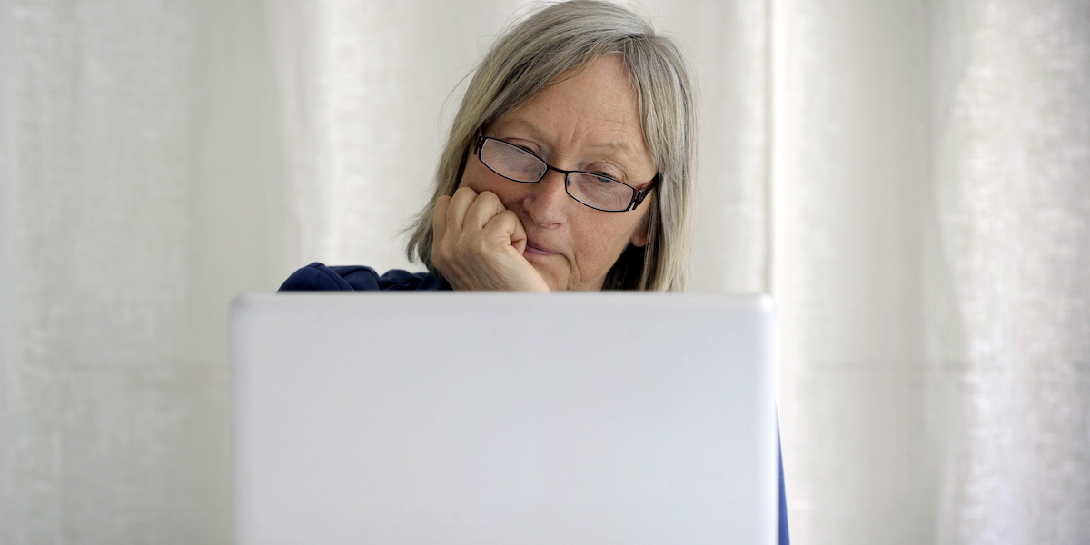 En kvinna framför en dator. Nu stärks individers möjlighet att planera och fatta medvetna beslut inför sin pension när fler kan se hela sin pension på webben.