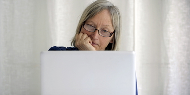 En kvinna framför en dator. Nu stärks individers möjlighet att planera och fatta medvetna beslut inför sin pension när fler kan se hela sin pension på webben.